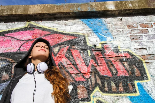 Menina se apoiando em uma parede — Fotografia de Stock