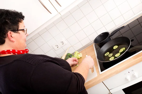 Donna taglio e frittura cetriolo — Foto Stock