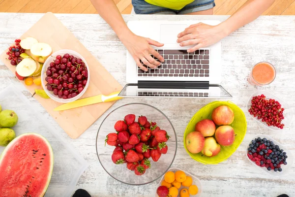 Investigando Frutas — Foto de Stock