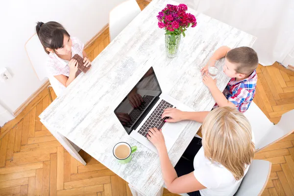 Mom working at home — Stock Photo, Image