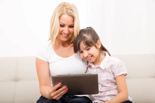 Мать с дочерью с помощью компьютера — стоковое фото