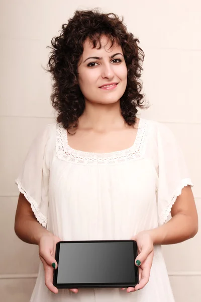 Frau mit Tablet-PC — Stockfoto