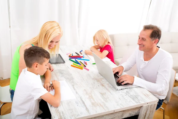 Família em casa — Fotografia de Stock