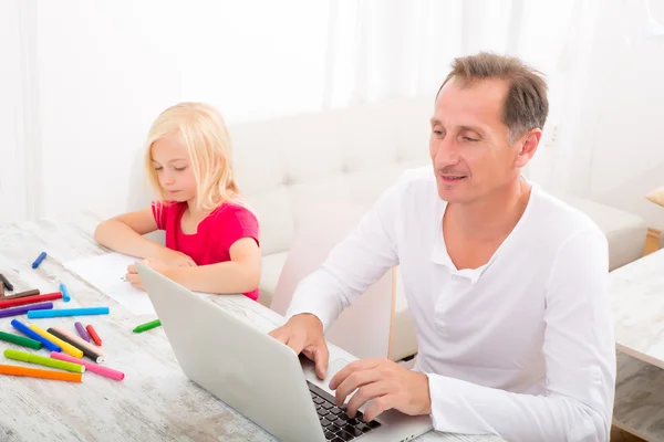 Padre e hija en casa —  Fotos de Stock