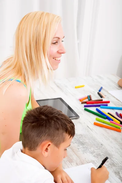 Мать и сын делают домашнее задание — стоковое фото