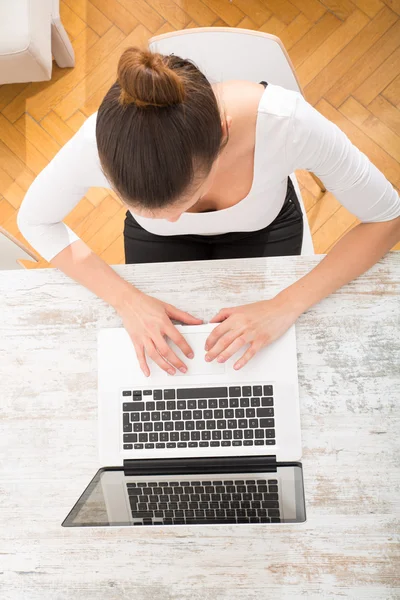 Werken op de laptop — Stockfoto