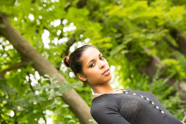 Jeune fille dans le parc — Photo