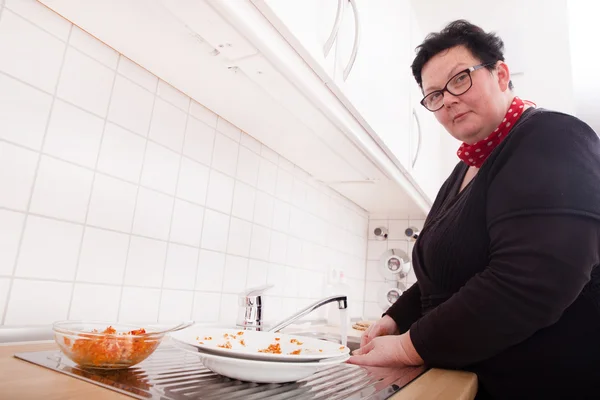 Woman washing dishes — Stock Photo, Image