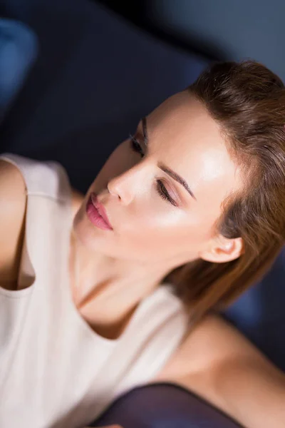 Retrato de uma jovem mulher elegante — Fotografia de Stock