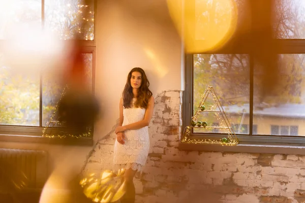 Eine schöne Frau in einem Kleid mit Bokeh Lichtern Stockbild