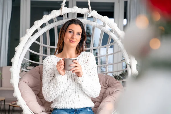 Een gelukkige vrouw die thuis thee of koffie drinkt — Stockfoto
