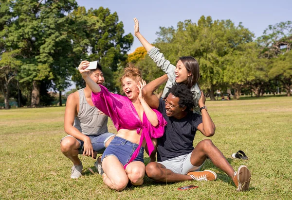 Μια ομάδα δυτών που βγάζουν selfies σε ένα πάρκο το καλοκαίρι — Φωτογραφία Αρχείου