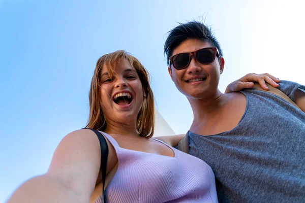 Jeune couple prenant selfies Image En Vente