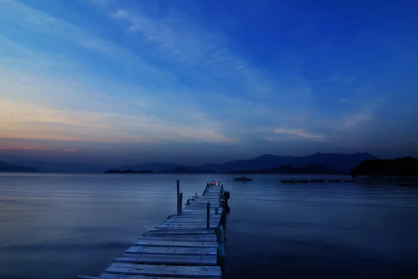 Pier en boot — Stockfoto