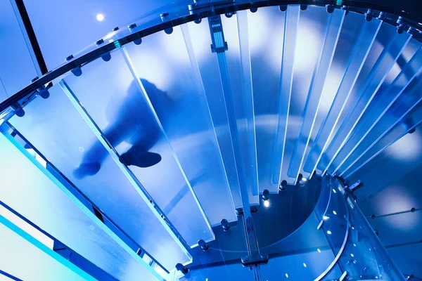 Futurystyczny szkło spiralne schody — Zdjęcie stockowe