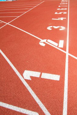 Kırmızı yarış pisti şeritli