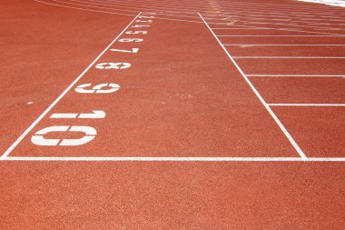 Kırmızı yarış pisti şeritli