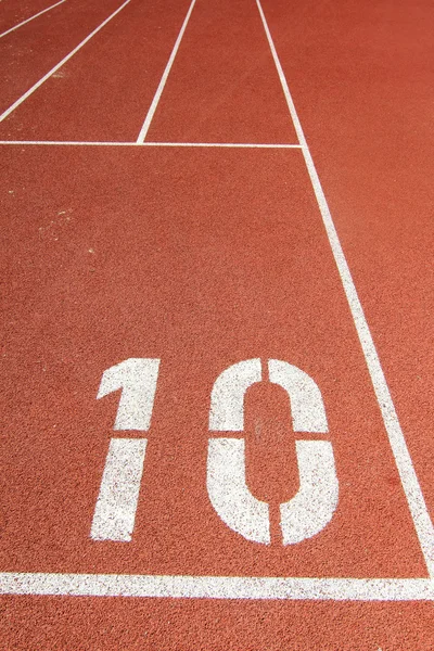 Faixas de uma pista de corrida vermelha — Fotografia de Stock