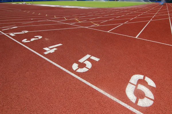 Faixas de uma pista de corrida vermelha — Fotografia de Stock