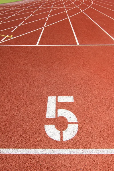 Faixas de uma pista de corrida vermelha — Fotografia de Stock