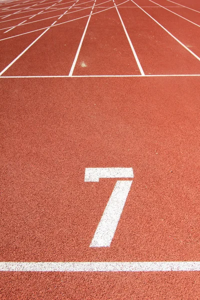 Faixas de uma pista de corrida vermelha — Fotografia de Stock