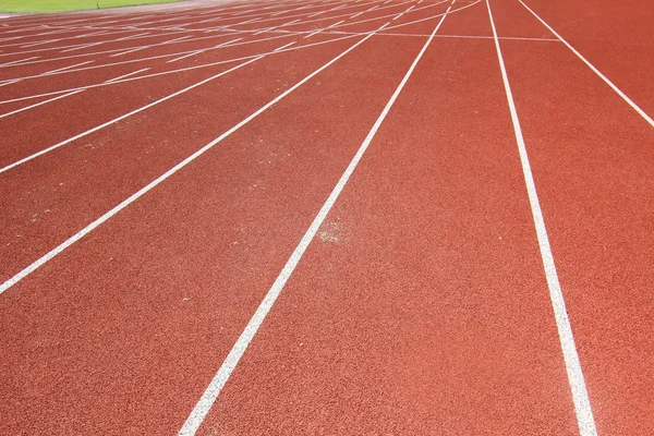 Faixas de uma pista de corrida vermelha — Fotografia de Stock