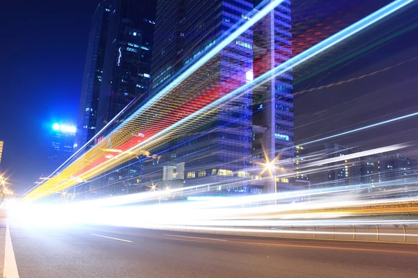 Verkehr in der Stadt in der Nacht — Stockfoto