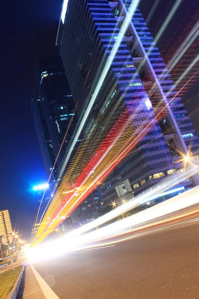 Verkehr in der Stadt in der Nacht — Stockfoto