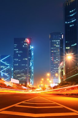 Geceleri şehirde trafik