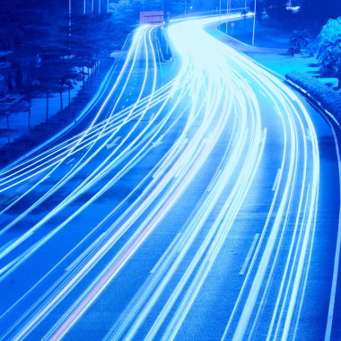 Geceleri şehirde trafik
