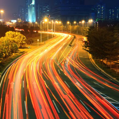 Geceleri şehirde trafik