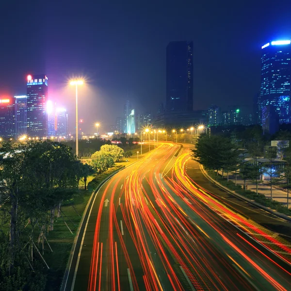 Traffico in città di notte — Foto Stock