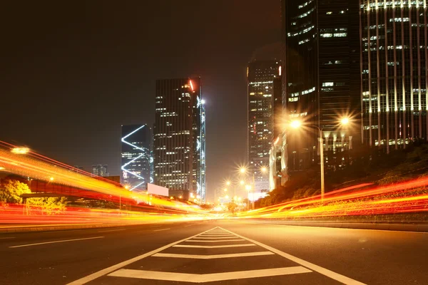 Forgalom a városban éjszaka — Stock Fotó