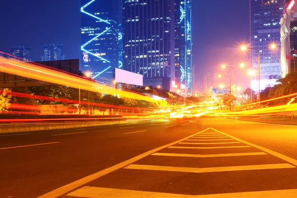 Geceleri şehirde trafik — Stok fotoğraf