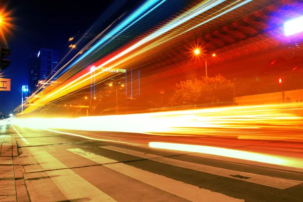 Tráfico en la ciudad por la noche — Foto de Stock