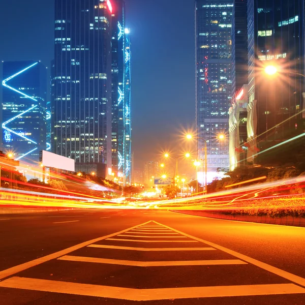 Tráfico en la ciudad por la noche — Foto de Stock