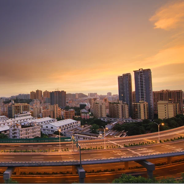 Viaduct en de stad — Stockfoto