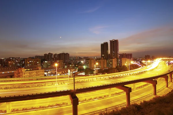 Viadukt és a város — Stock Fotó