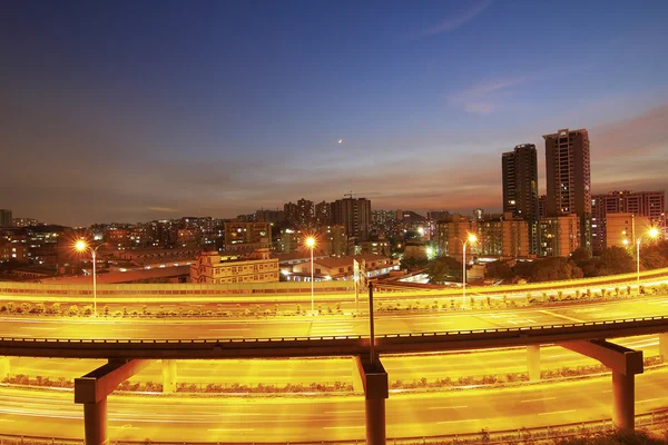 Viaduct en de stad — Stockfoto