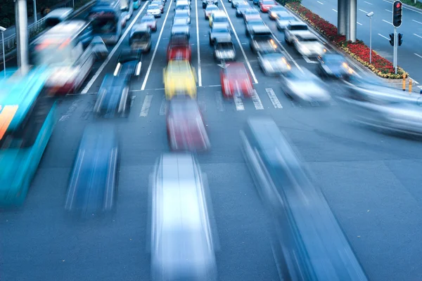 Over de weg en auto Rechtenvrije Stockfoto's