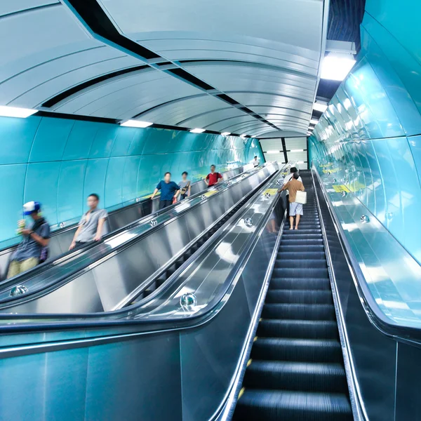Escalera mecánica con pasajeros — Foto de Stock
