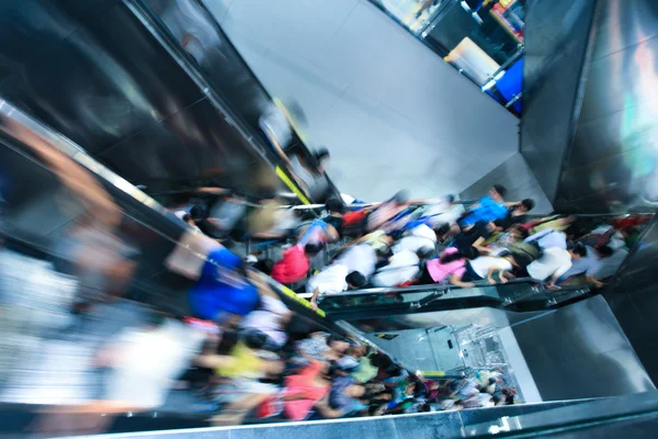 Escalera mecánica con pasajeros —  Fotos de Stock