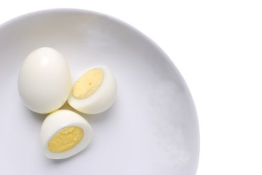 soyulmuş yumurta pişirdi