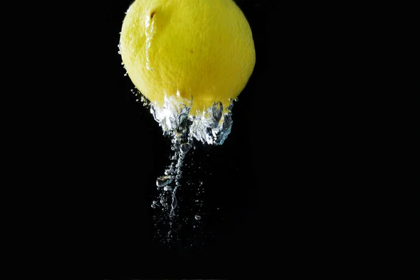 Limone che cade in acqua — Foto Stock