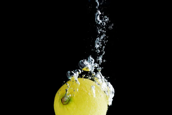 Limone che cade in acqua — Foto Stock