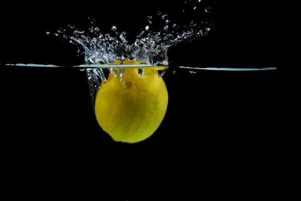 Limón cayendo en el agua —  Fotos de Stock