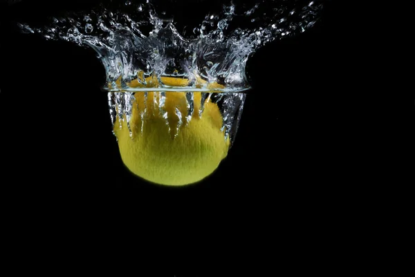 Lemon falling into the water — Stock Photo, Image