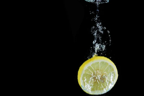 Limone in acqua — Foto Stock