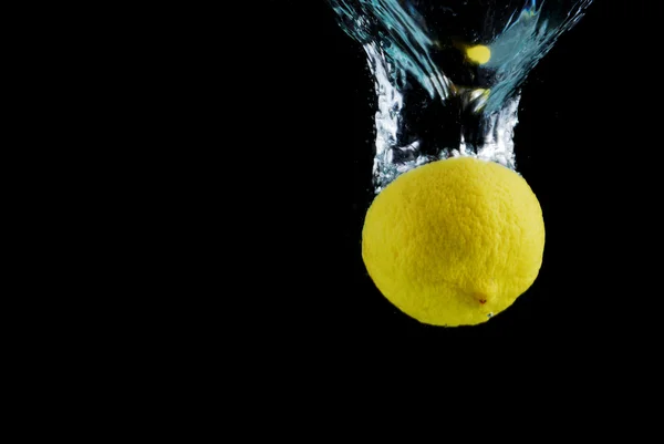 Limone in acqua — Foto Stock