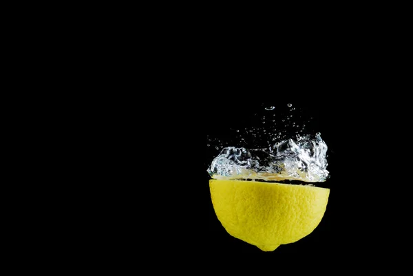 Φέτα λεμόνι με σταγόνες νερό — Φωτογραφία Αρχείου